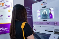 Ước tính, đến năm 2025, doanh thu của các dịch vụ truyền thống ngành ngân hàng sẽ dịch chuyển 17 - 34% sang các dịch vụ mới. Ảnh: Duy Tân