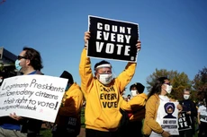 Người Mỹ đổ xuống đường biểu tình sau ngày bầu cử