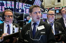 Các nhà giao dịch cổ phiếu trên sàn NYSE ở New York, Mỹ - Ảnh: Reuters.
