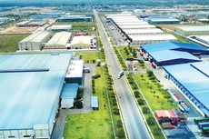 Hai tiêu chí đầu tiên thường được các khu công nghiệp gắn mác “xanh” hướng đến, đó chính là những yêu cầu khắt khe về môi trường và an toàn lao động. Ảnh: Lê Tiên