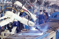 Nhiều doanh nghiệp đã thích nghi với hoàn cảnh bằng cách tăng cường ứng dụng nền tảng số hóa trong các hoạt động quản lý, sản xuất, kinh doanh. Ảnh: Tường Lâm