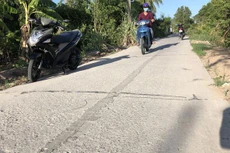 Công ty TNHH Hồng Đức cho rằng, do xe quá tải lưu thông dẫn tới công trình mới đưa vào sử dụng đã bị xuống cấp. Ảnh: St