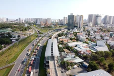 Hàng loạt dự án
nhà cao tầng được xây dựng “ăn theo” tuyến metro số 1 và Xa lộ Hà Nội với giá
trung bình trên 40 triệu đồng/m2