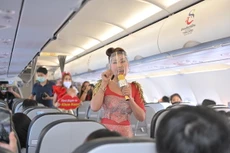 Ca sĩ Ying Lee và các vũ công biểu diễn trên chuyến bay đầu tiên