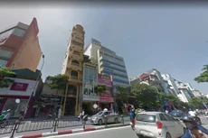 Căn nhà 7 tầng (màu vàng) mặt phố Tôn Đức Thắng (quận Đống Đa, Hà Nội) đang được VietinBank rao bán đấu giá. Ảnh: Google.