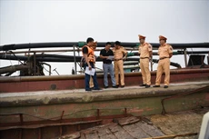 Lực lượng chức năng bắt giữ 15 phương tiện liên quan đến khai thác cát, vận chuyển cát trái phép. Ảnh: Cục Cảnh sát giao thông.