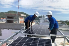 Lắp đặt hệ thống điện măt trời cho hộ dân ở thành phố Quy Nhơn, tỉnh Bình Định. Ảnh: TTXVN