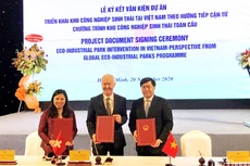 Ông Trần Duy Đông - Thứ trưởng Bộ Kế hoạch và Đầu tư cùng các bên liên quan thực hiện ký kết văn kiện dự án triển khai khu công nghiệp sinh thái tại Việt Nam