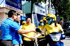 Lãnh đạo UBND tỉnh, BHXH, Bưu điện bắt tay động viên các thành viên tổ tuyên truyền lưu động