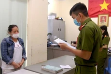 Công an đọc lệnh bắt đối
với bà Thạch Thị Hoa