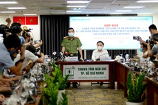 Đại tá Nguyễn Sỹ Quang trả lời các câu hỏi của phóng viên trong buổi họp báo.