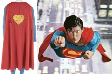 Áo choàng siêu nhân được đấu giá hơn 110.000 USD