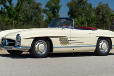 Mercedes-Benz 300 SL Roadster là một trong những dòng xe biểu
tượng của thương hiệu đến từ nước Đức, công ty Gooding & Company vừa thông
báo tổ chức đấu giá một chiếc 300 SL Roadster đời 1961 với tình trạng khá hoàn
hảo.