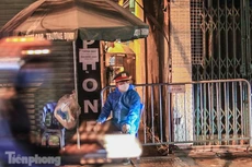 Tối 16/8, Trung tâm Kiểm soát bệnh tật (CDC) Hà Nội thông tin, một trường hợp F1 của bệnh nhân 962 đã có kết quả dương tính với SARS-CoV-2.