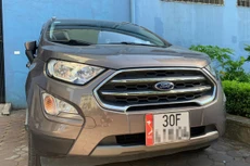 Chiếc xe dán bản đồ Việt Nam không có Hoàng Sa, Trường Sa. Ảnh:
H.N.