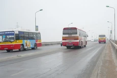 Điều chỉnh lộ trình hàng loạt tuyến buýt để sửa chữa mặt cầu Thăng Long