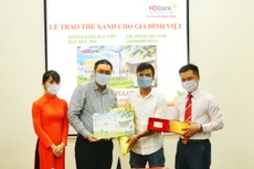 HDBank trao “Thẻ Xanh cho gia đình Việt” cho khách hàng đầu tiên tại TP.HCM