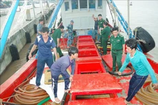 Tàu dầu bị bắt đưa về cảng Trần Đề. Ảnh: TTXVN