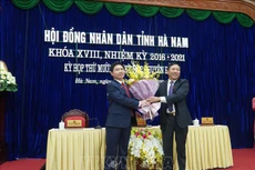 Ông Phạm Sỹ Lợi, Chủ tịch HĐND tỉnh Hà Nam (bên phải) chúc mừng tân Chủ tịch UBND tỉnh Hà Nam Trương Quốc Huy.