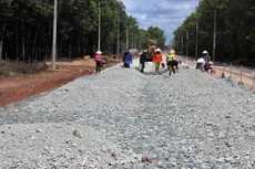 Đơn vị nhà thầu thi công nâng cấp, mở rộng đường Đất Sét-Bến Củi kết nối với tỉnh Bình Dương. Ảnh: TTXVN