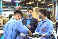 Đại diện Tổng LĐLĐ VN thăm công nhân tại Vĩnh Phúc đợt tháng
3/2020