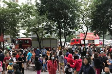 Hàng trăm cư dân hối hả tháo chạy xuống đất vì có hỏa hoạn xảy ra ở tòa chung cư HH1B Linh Đàm 