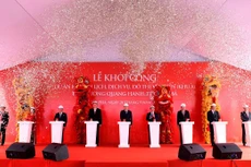 Các đại biểu bấm nút khởi công Khu A - Dự án khu du lịch, dịch vụ, đô thị ven biển Quang Hanh, TP Cẩm Phả, Quảng Ninh