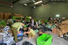 Lực lượng chức năng đang
tiến hành kiểm đếm kho hàng.