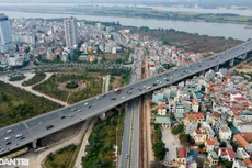 Thay bờ đê đất bằng tường chắn, đường Âu Cơ được mở rộng từ 2 lên 4 làn xe