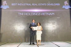 Bà Vũ Thu Hằng - Giám đốc Kinh doanh nhận giải thưởng “nhà phát
triển bất động sản công nghiệp tốt nhất Việt Nam năm 2020” đã được trao cho
Công ty cổ phần Đầu tư phát triển TNI Holdings Việt Nam