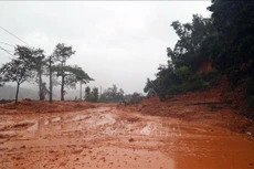 Một điểm sạt lở tại Km 400+200 trên Quốc lộ 9. Ảnh minh họa: TTXVN