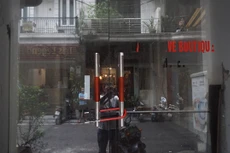 Ông chủ khách sạn Hà Nội bán chuối, chạy xe ôm trả tiền lương cho nhân viên