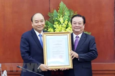 Thủ tướng Nguyễn Xuân Phúc trao Quyết định bổ nhiệm cho đồng chí Lê Minh Hoan, Ủy viên Trung ương Đảng giữ chức Thứ trưởng Bộ Nông nghiệp và Phát triển nông thôn. Ảnh: TTXVN
