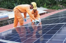 EVNSPC sẵn sàng lắp đặt miễn phí công tơ hai chiều đo đếm điện năng, ký kết hợp đồng mua lượng điện dư từ hệ thống điện MTMN của hộ dân/doanh nghiệp phát lên lưới điện; thực hiện miễn phí các hồ sơ liên quan việc đấu nối vào lưới điện, ghi chỉ số, thanh toán tiền điện MTMN đến khách hàng