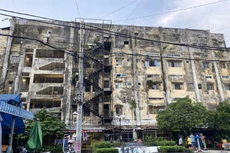 Chung cư Trúc Giang Phường
13, Quận 4, TP.HCM bong tróc, ẩm thấp và xuống cấp