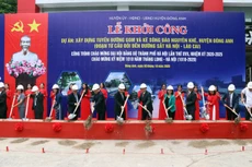 Nghi thức khởi công Tuyến đường gom và kè sông Đào Nguyên Khê (đoạn từ Cầu Đôi đến đường sắt Hà Nội - Lào Cai). Ảnh: TTXVN