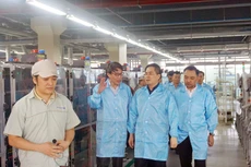 Đoàn cán bộ của Bộ KH&CN cũng đã
tham quan dây chuyền sản xuất và khu LAB nông nghiệp thông minh của VNPT
Technology.