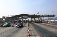 Phương tiện lưu thông trên làn thu phí tự động của một trạm BOT đã vận hành và khai thác. Ảnh: Vietnam+