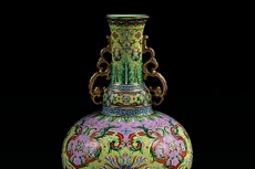 Chiếc bình gốm cổ có xuất xứ từ Trung Quốc, được tạo ra từ thế kỷ 18, vốn để dùng trong hoàng cung