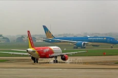 Máy bay của hai hãng hàng không Vietnam Airlines và Vietjet Air. Ảnh: TTXVN