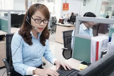 Nhân viên trung tâm chăm sóc khách hàng EVNSPC trả lời khách hàng qua số đường dây nóng. Ảnh: CSKH EVNSPC.
