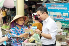 Người dân phấn khởi khi được tuyên truyền, tư vấn về chính sách BHXH