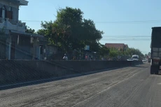 Tuyến Quốc lộ 1 qua xã Lộc Bổn, huyện Phú Lộc do
Công ty TNHH Trùng Phương làm chủ đầu tư theo hình thức BOT đang được bóc lên
thảm lại.