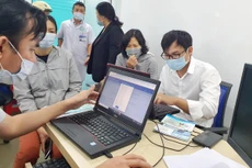 Cán bộ BHXH hỗ trợ giao dịch điện tử cá nhân và cài đặt VssID tại các đơn vị