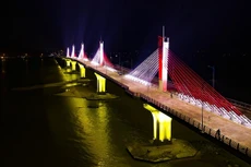 Cầu Cổ Lũy với điểm nhấn là 5 trụ dây văng được chiếu sáng theo các kịch bản tạo cảnh quan đặc sắc về đêm trên sông Trà Khúc.