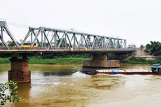 Cầu Đuống hiện tại có độ tĩnh không thấp và tàu thuyền qua lại khó khăn.