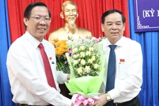 Bí thư Tỉnh ủy Bến Tre Phan Văn Mãi (bên trái) tặng hoa chúc mừng tân Chủ tịch UBND Tỉnh. Ảnh: Báo Đồng Khởi
