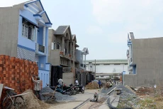 Nhiều trường hợp sai phạm đất đai tại Hoóc Môn. (Nguồn: tuoitre.vn)