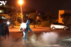 Phun khử khuẩn tại Bệnh viện Đa khoa tỉnh Hải Dương trước khi mở cửa trở lại.