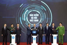 Thủ tướng Nguyễn Xuân Phúc bấm nút công bố ứng dụng 'Bảo hiểm xã hội số' trên thiết bị di dộng